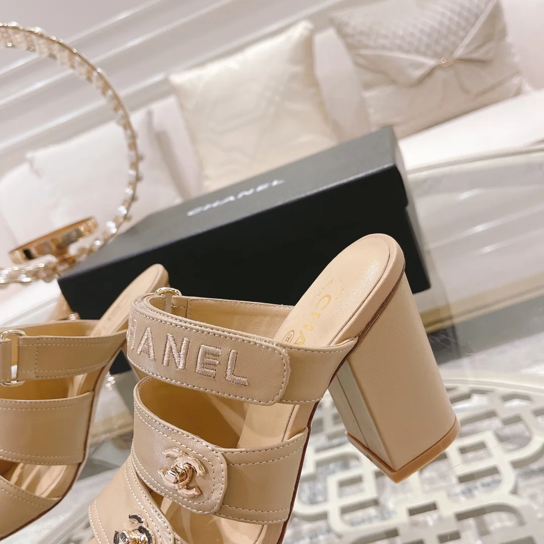 👟👟Ex-factory price 540👟👟 🌹🌹🌹2025 latest CHANEL Chanel early spring catwalk new model 🌸️Purchased the original version in Hong Kong and opened the mold exclusively. Top quality % genuine last developed with smooth lines. The shoe shape is perfect and can be safely entered and exited from the counter! Official website 1:1 production. 🇮🇹🇮🇹🇮🇹 Material: Mixed sheepskin imported from Italy & private molded double C buckle and letters are delicate, smooth, shiny and feel great! 💅The fabric and the feet are made of the same material, which is great on the feet! ! ! Color: black/apricot Code number: 34-40 (custom-made sizes 41 and 42 are non-refundable)